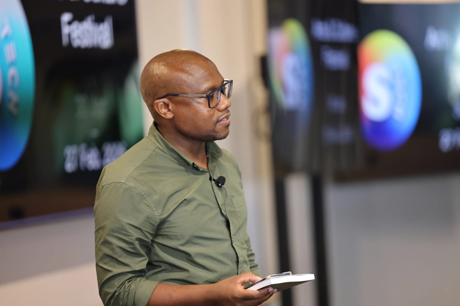 Johannes Mothiba in profile on stage